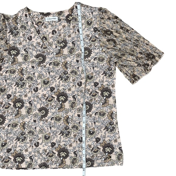 Calvin Klein Flutter Sleeve Floral Blouse Neutral Top M - Picture 6 of 9